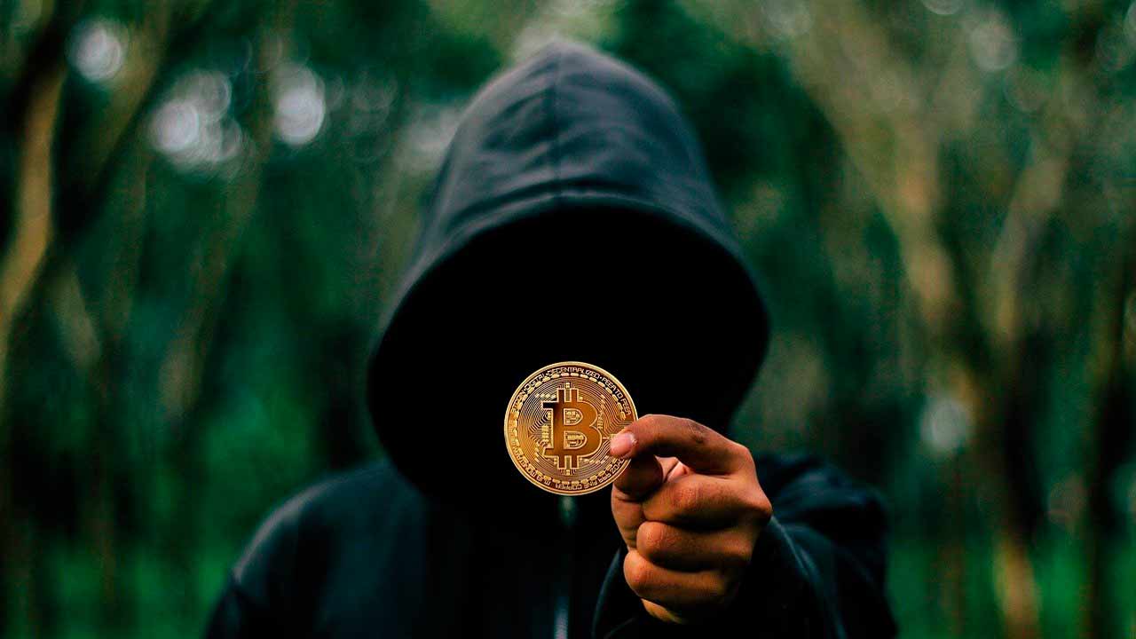 hacker con un bitcoin